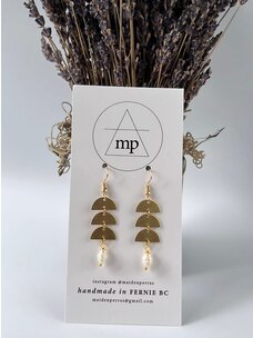 Maiden Perras PEARL HALF CIRCLE EARRING GOLD