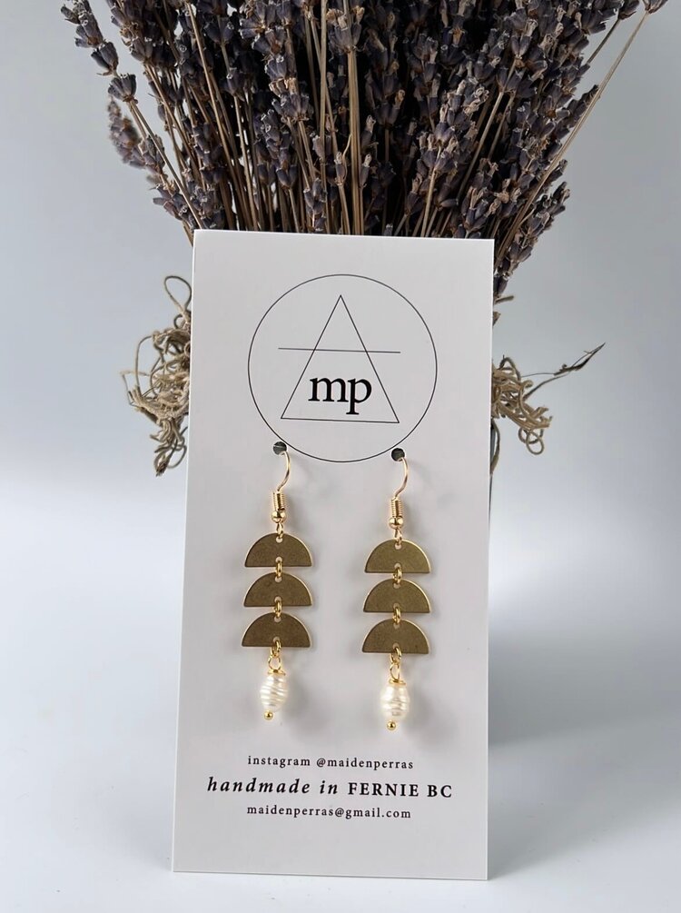 Maiden Perras Maiden Perras PEARL HALF CIRCLE EARRING GOLD