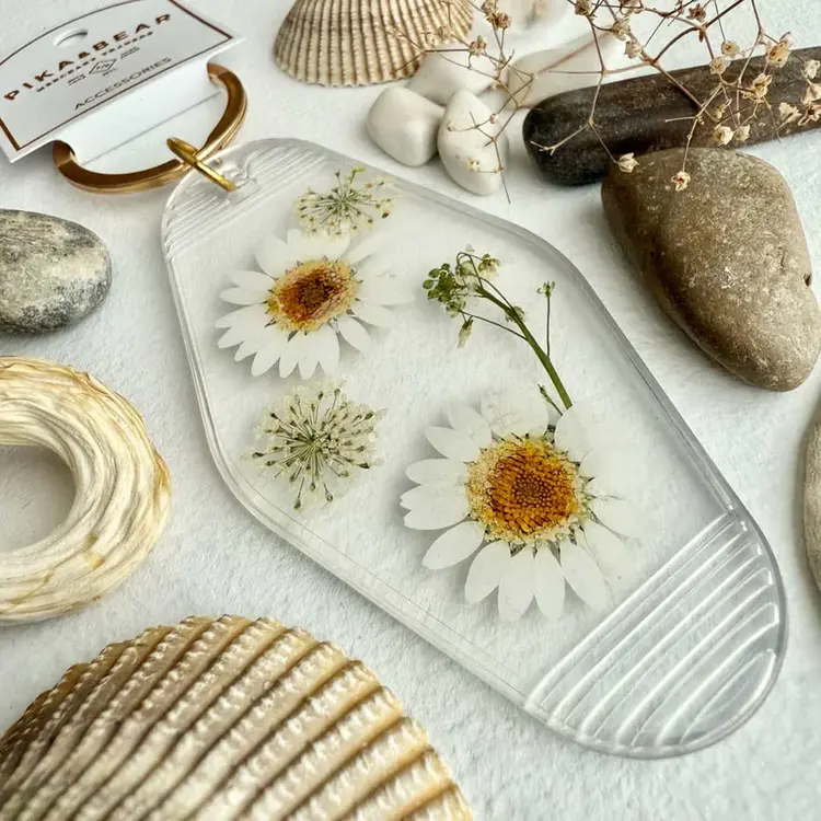 Pika & Bear Pika & Bear Ashbury Pressed Flowers Keychain