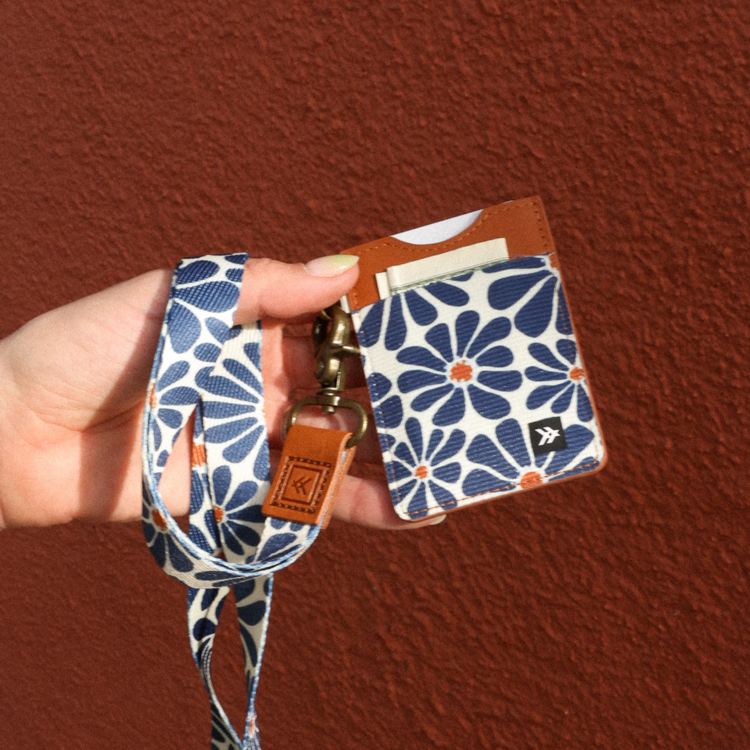 Thread Thread Vertical Wallet | Emmeline Navy