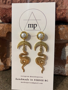 Maiden Perras Moon Snake Pearl Earings | Gold