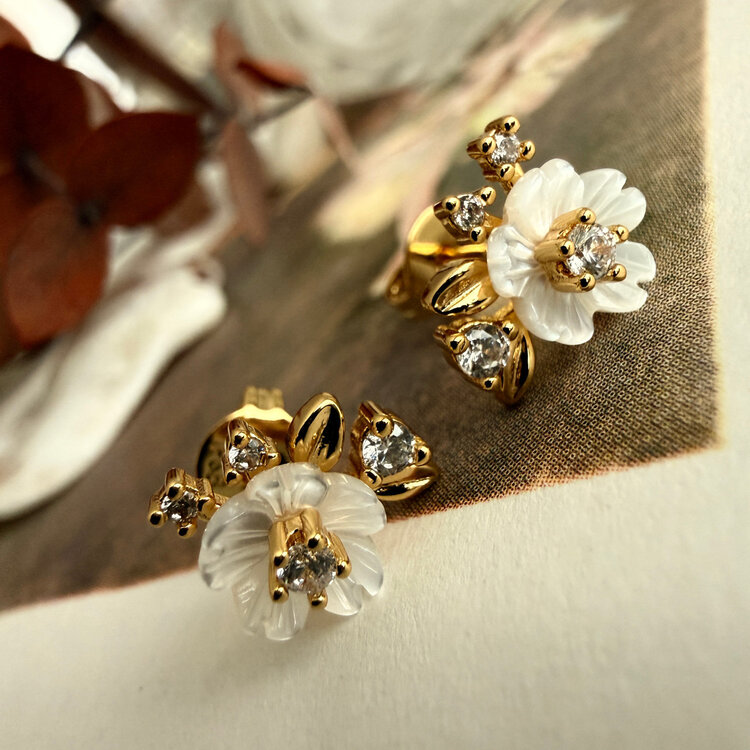 Pika & Bear Pika & Bear Amelia Mother Of Pearl Flower & Rhinestone Stud Earrings | Gold