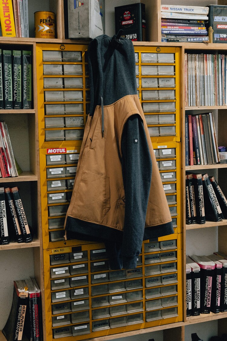 686 Technical Apparel 686 Merge Quilted Hoody | Heather Charcoal/Caramel