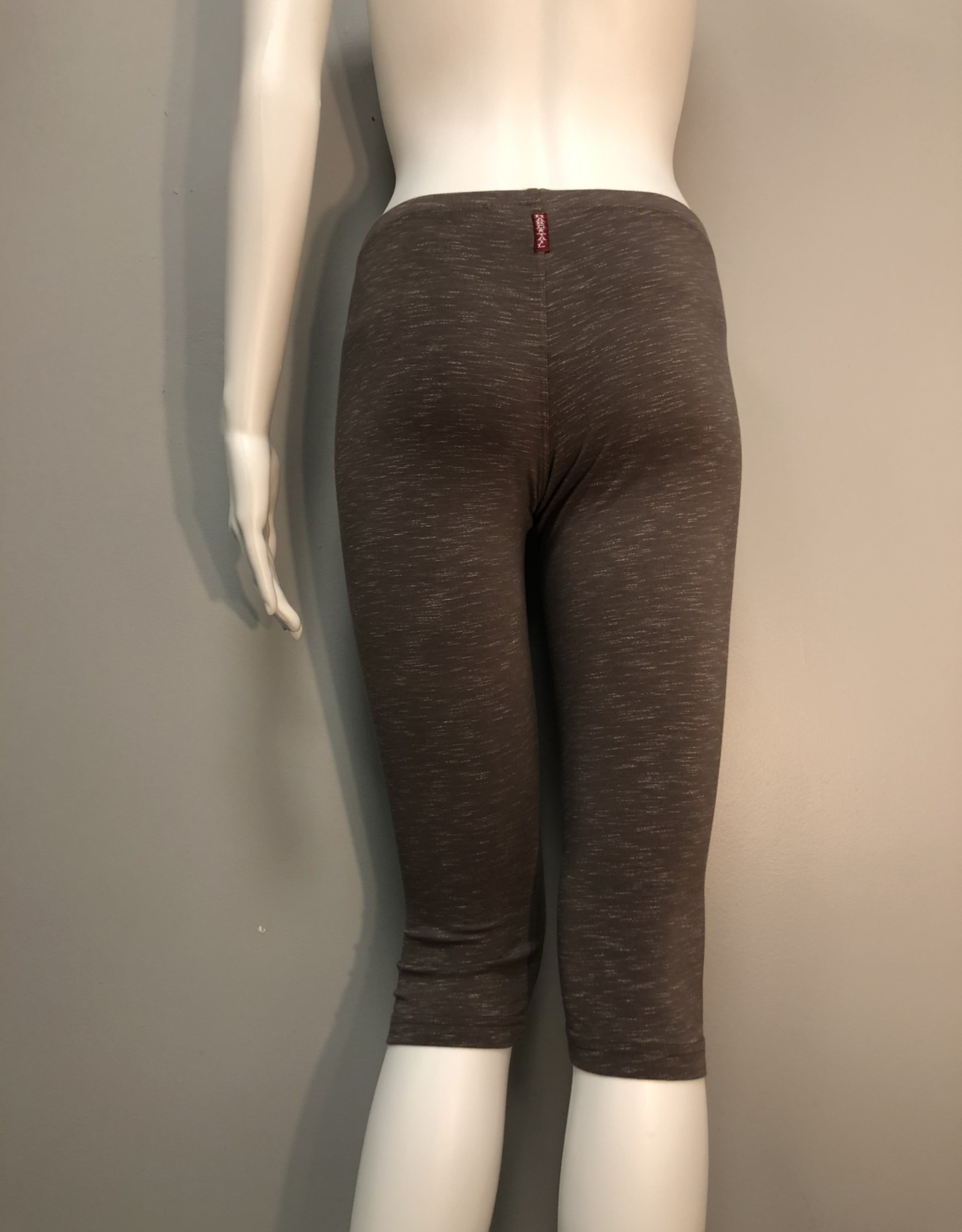 https://cdn.shoplightspeed.com/shops/629353/files/31317417/1600x2048x1/hard-tail-hard-tail-knee-layer-legging-lika13.jpg