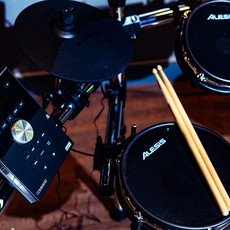 ALESIS Alesis Command Mesh Kit - 8 Piece Electronic Drum Kit with Mesh Heads