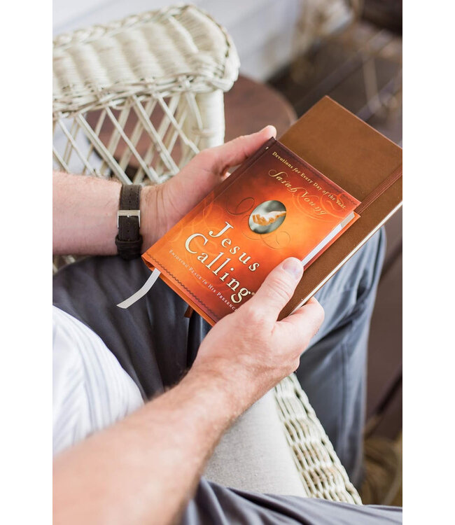 Jesus Calling, Padded Hardcover, with Scripture References: Enjoying Peace in His Presence (A 365-Day Devotional)