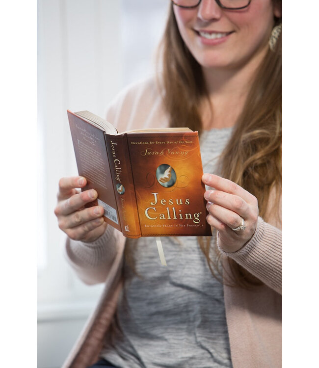 Jesus Calling, Padded Hardcover, with Scripture References: Enjoying Peace in His Presence (A 365-Day Devotional)