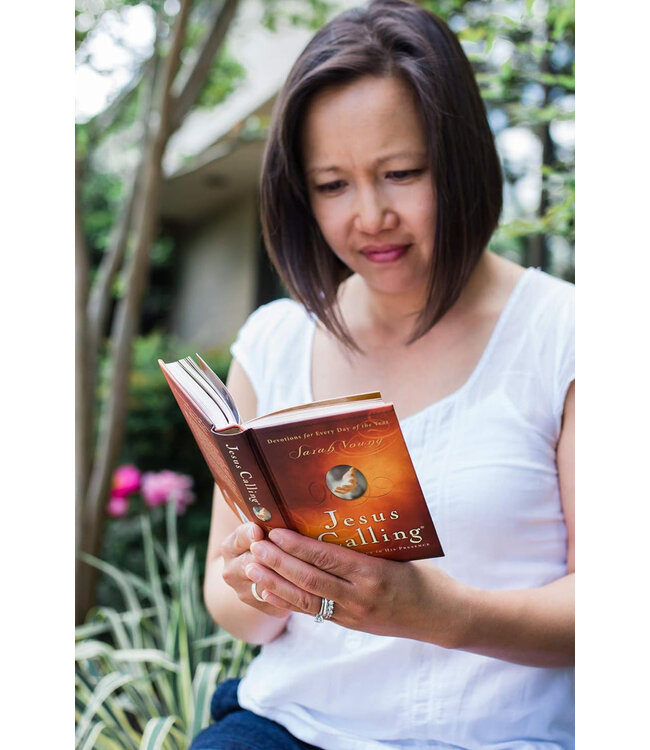 Jesus Calling, Padded Hardcover, with Scripture References: Enjoying Peace in His Presence (A 365-Day Devotional)