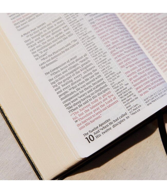 NKJV, Reference Bible, Center-Column Giant Print, Red Letter Edition, Comfort Print, Leatherflex Burgundy