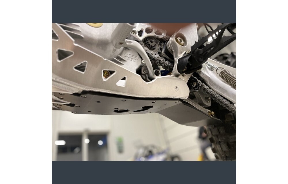 Skid plate with exhaust pipe guard and plastic bottom for 250/300 2022+