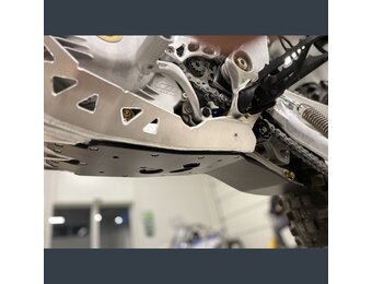 Skid plate with exhaust pipe guard and plastic bottom for 250/300 2022+