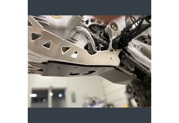 Skid plate with exhaust pipe guard and plastic bottom for 250/300 2022+