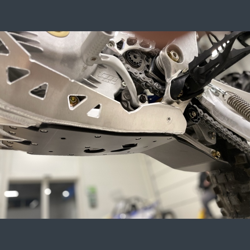 Skid plate with exhaust pipe guard and plastic bottom for 250/300 2022+
