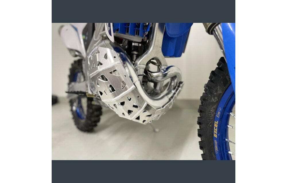 Skid plate with exhaust pipe guard and plastic bottom for 250/300 2022+