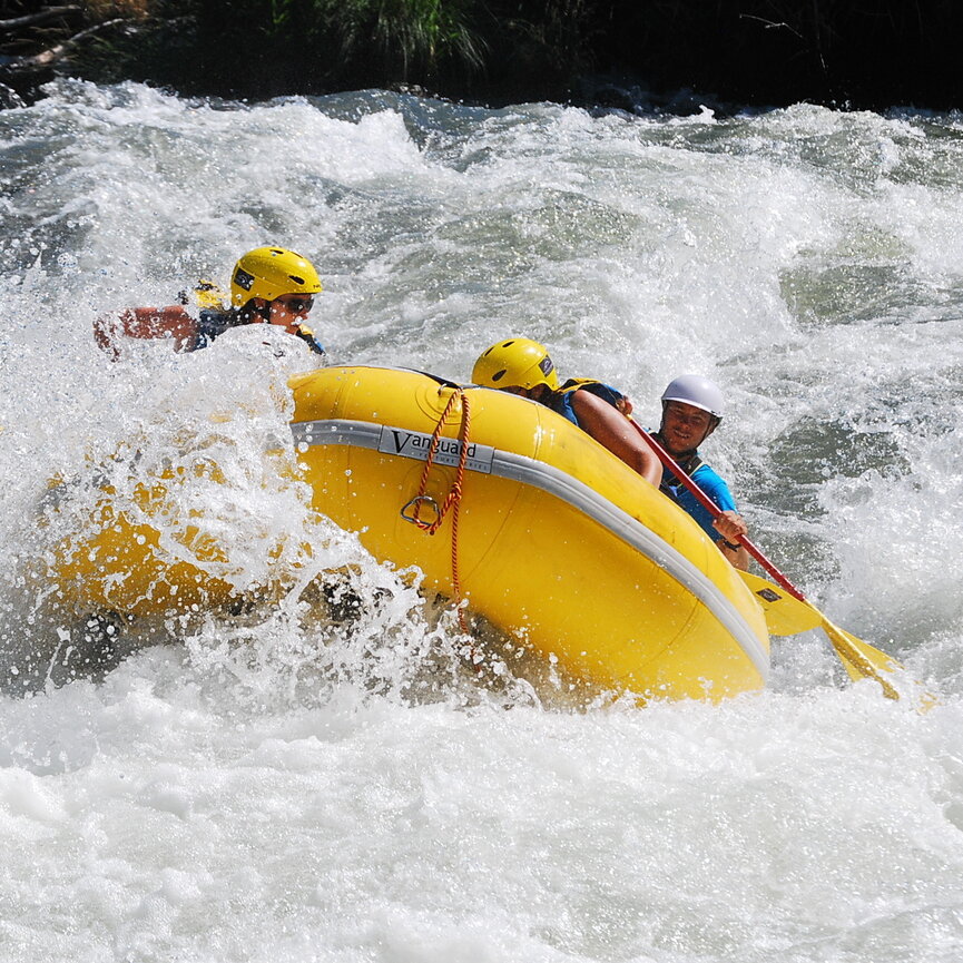 Vanguard Venture Series 1600 Self Bailing Raft