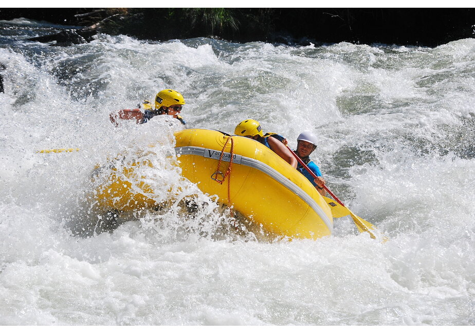 Vanguard Venture Series 1600 Self Bailing Raft