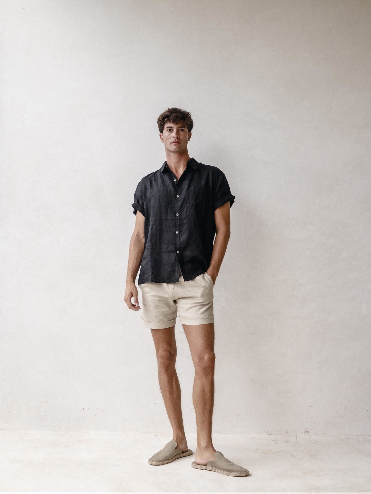 IN THE MIDDLE Short Sleeve Linen Shirt in Black