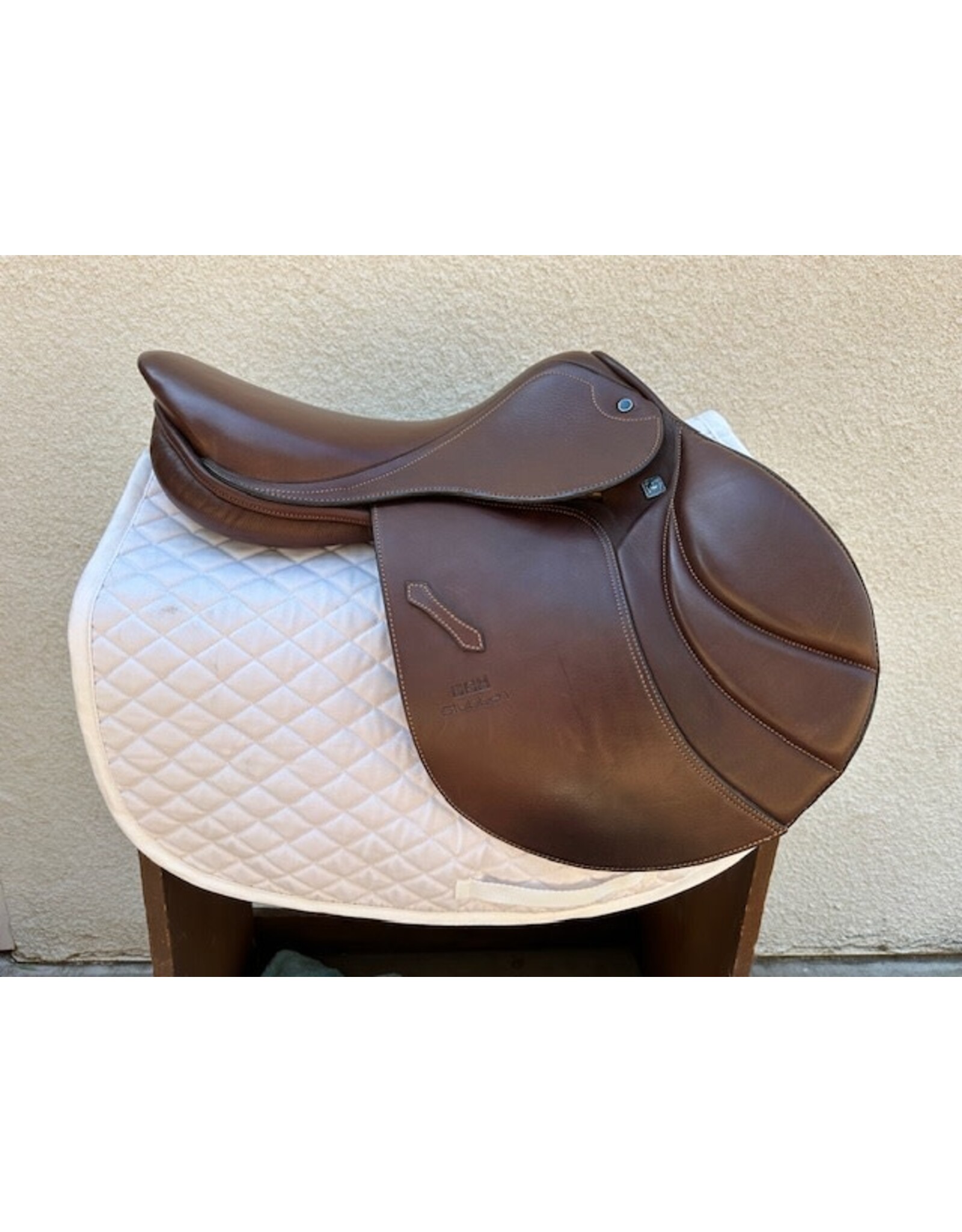 Stubben Portos S Deluxe Saddle 17.5" 30 Tree (medium)