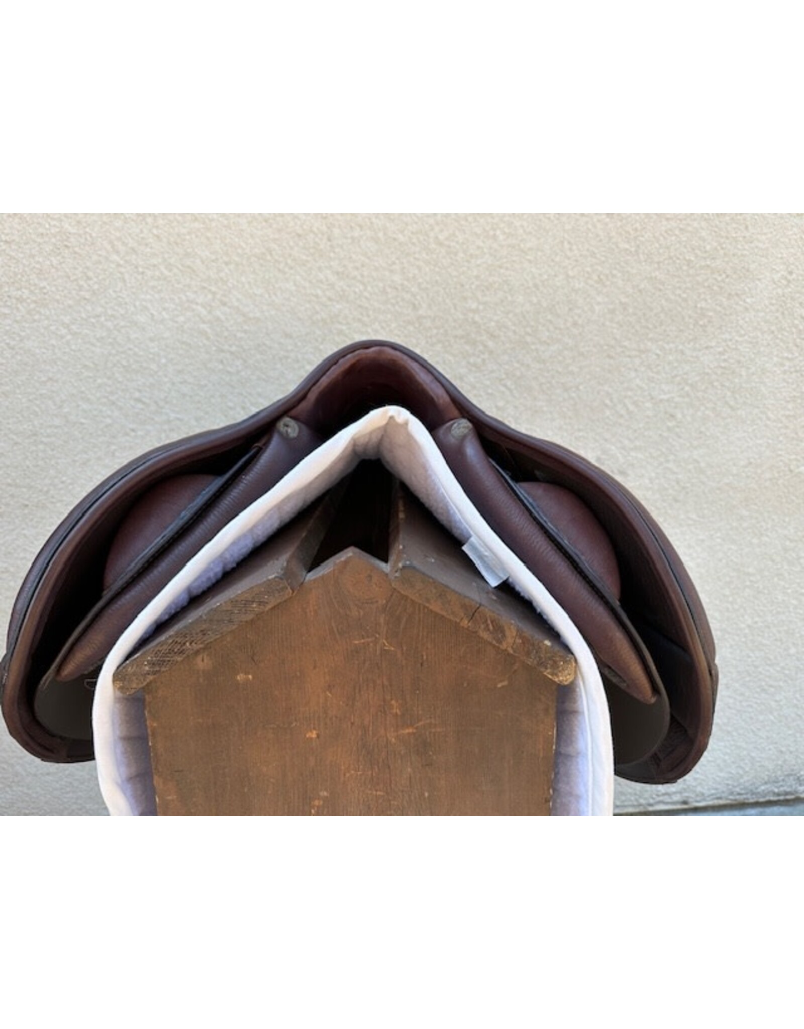 Stubben Portos S Deluxe Saddle 17.5" 30 Tree (medium)