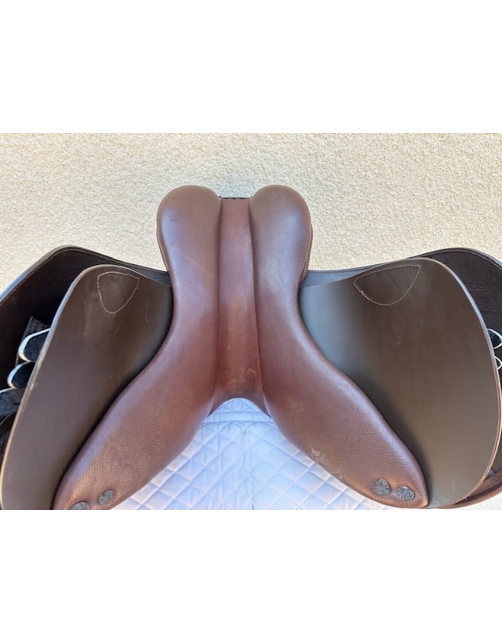 Stubben Portos S Deluxe Saddle 17.5" 30 Tree (medium)