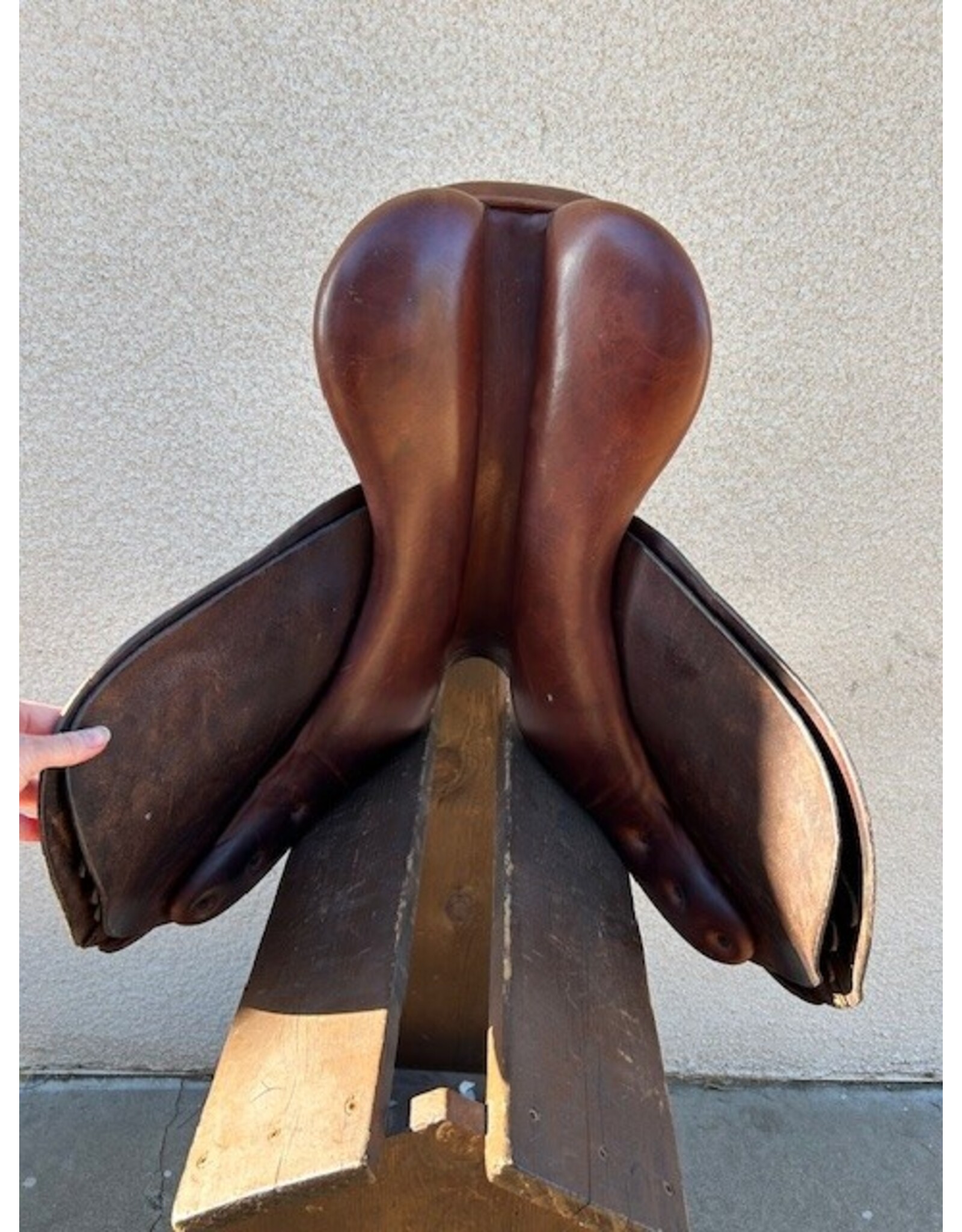 Beval Jump Saddle 17" Seat, 4" Gullet