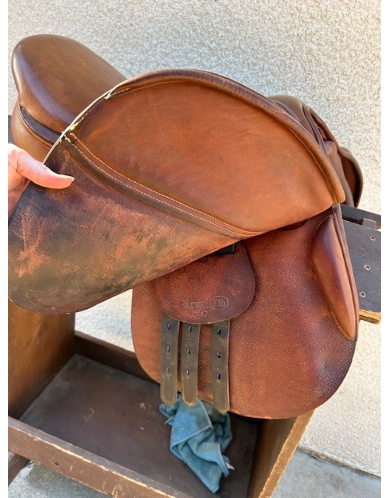 Beval Jump Saddle 17" Seat, 4" Gullet