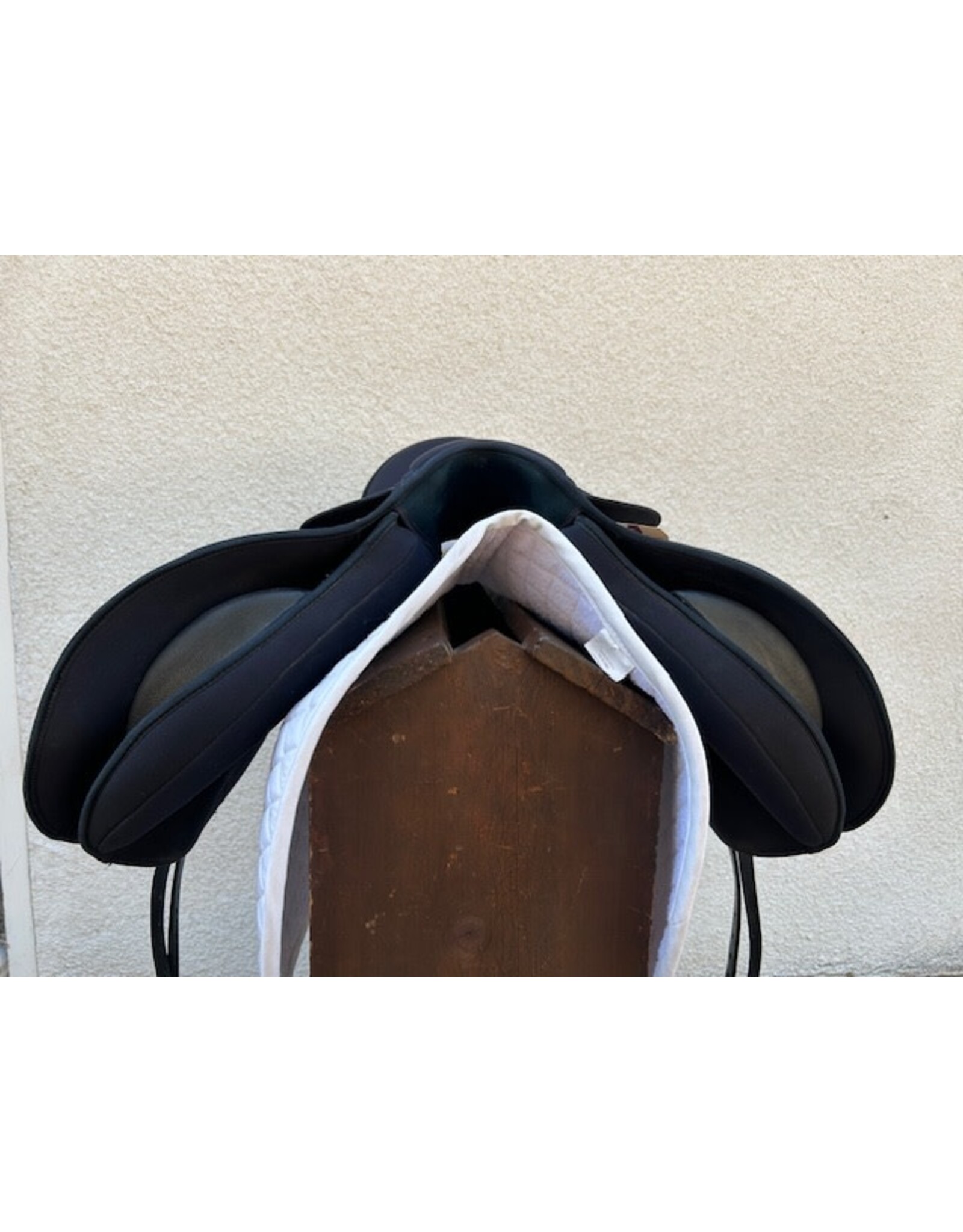 Wintec Lite 17" Seat Black Gullet Plate (Medium)