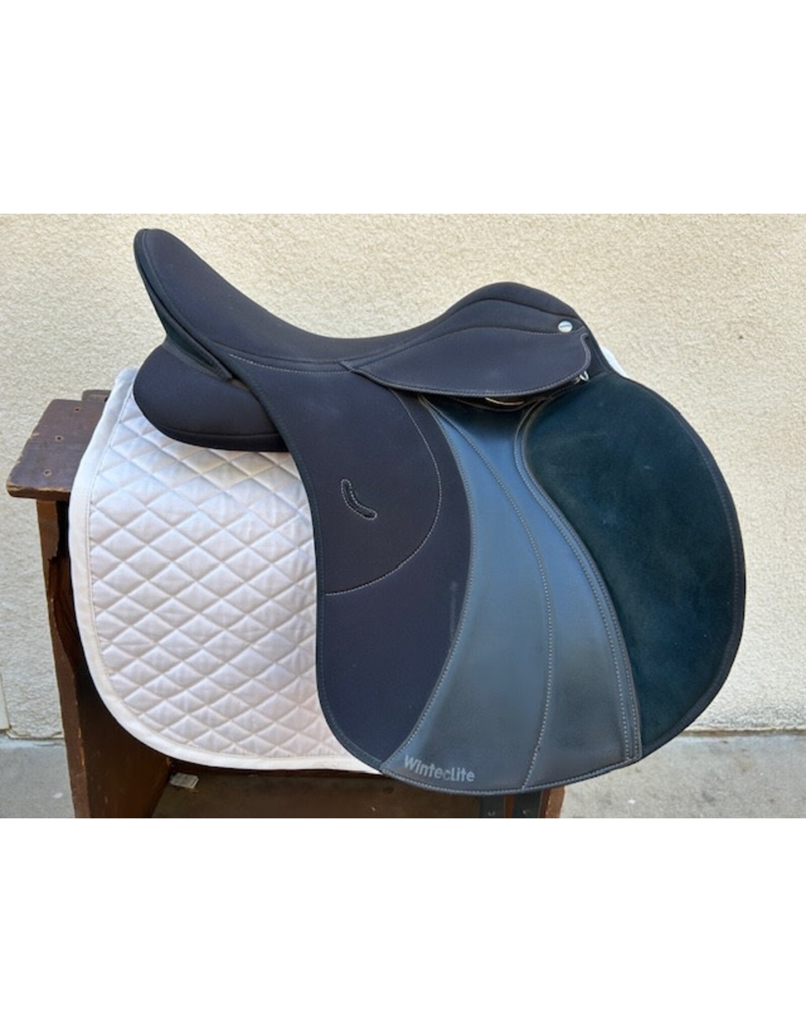 Wintec Lite 17" Seat Black Gullet Plate (Medium)