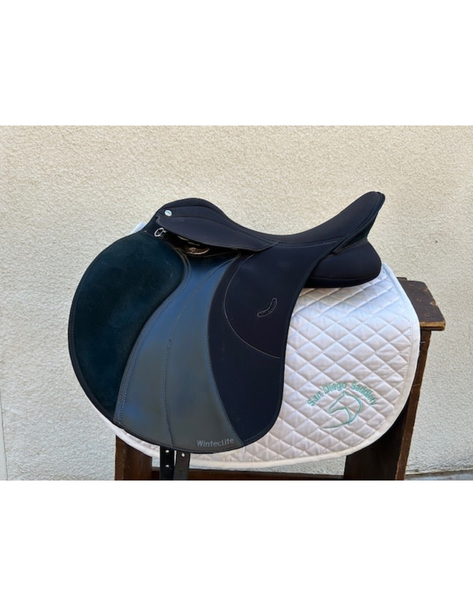 Wintec Lite 17" Seat Black Gullet Plate (Medium)