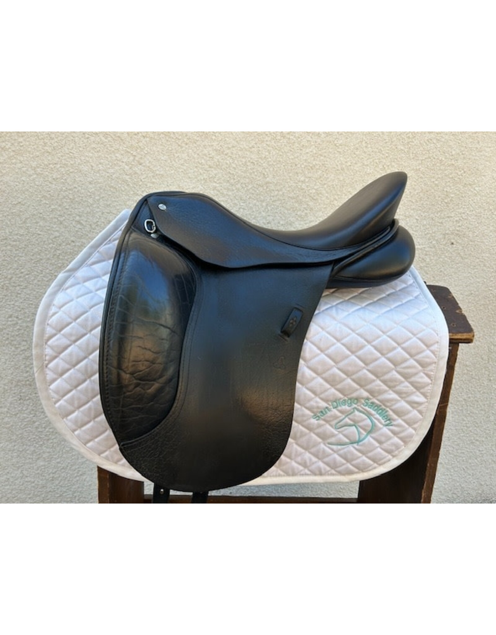 Superior Dressage Saddle 18" Seat, 5.5" Gullet
