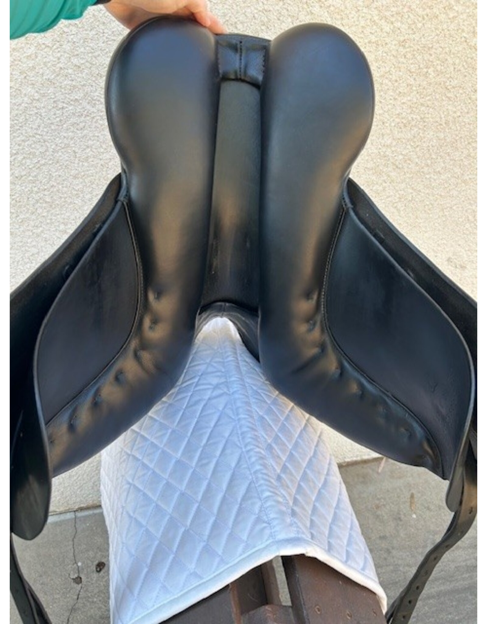 Superior Dressage Saddle 18" Seat, 5.5" Gullet