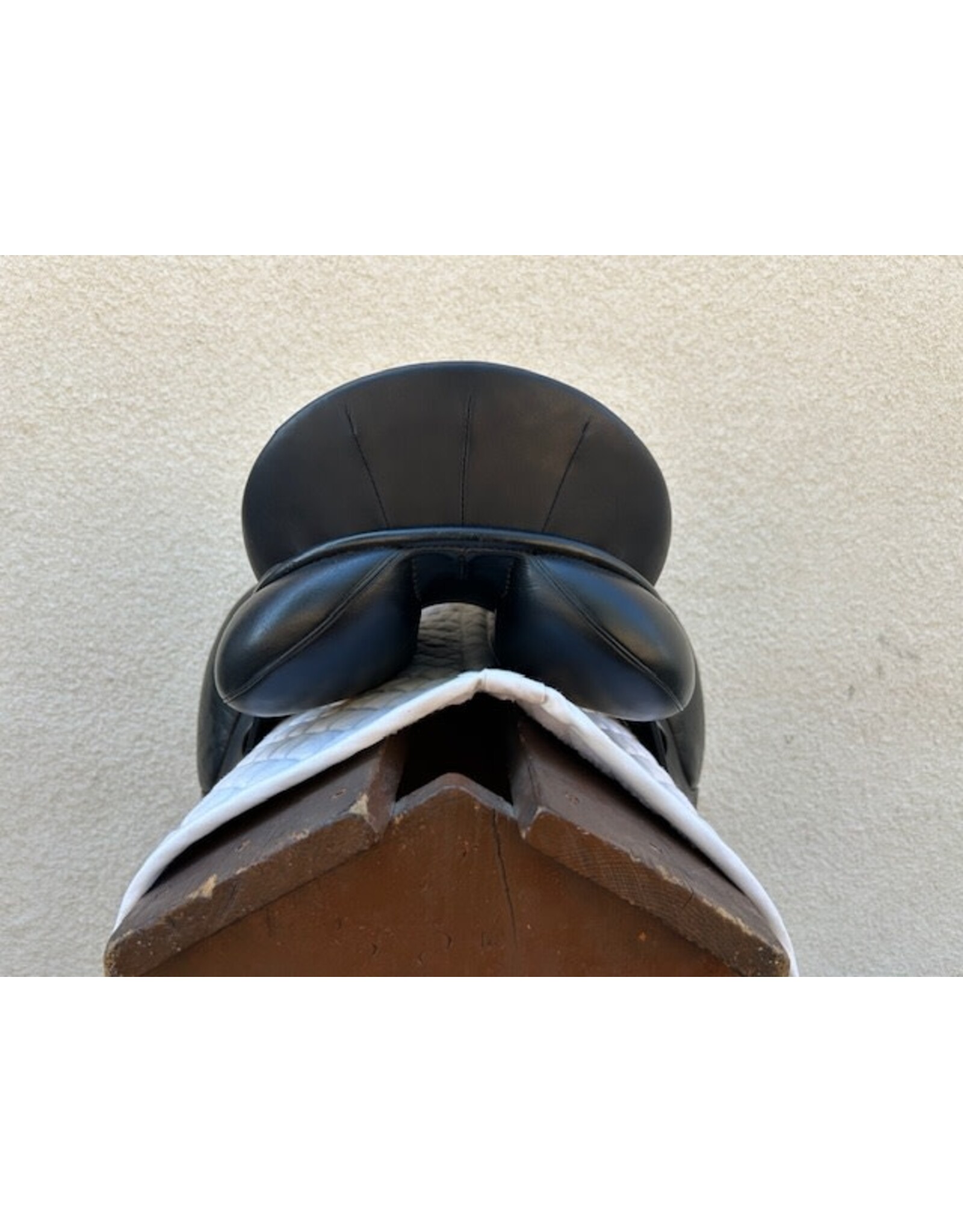 Superior Dressage Saddle 18" Seat, 5.5" Gullet