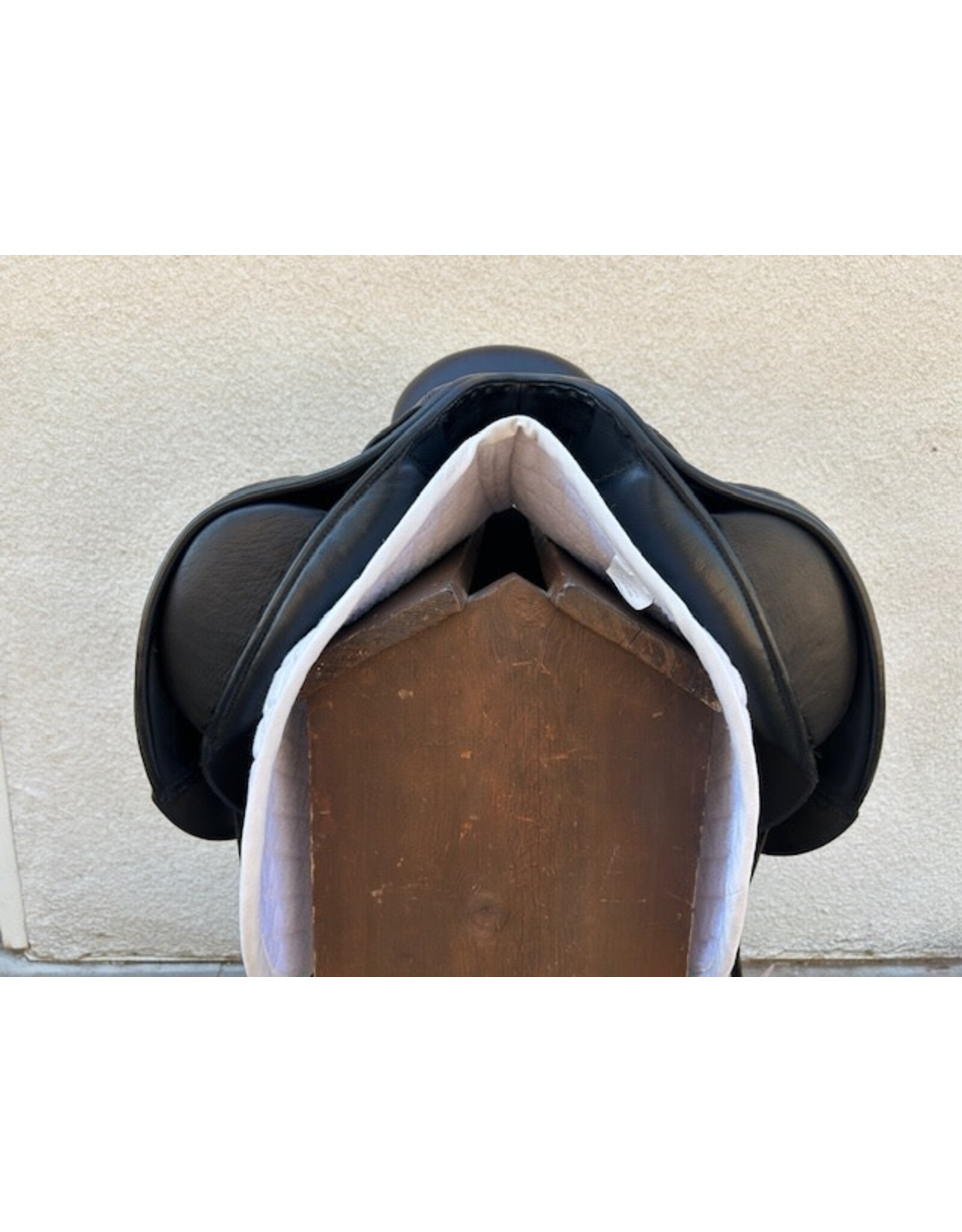Superior Dressage Saddle 18" Seat, 5.5" Gullet