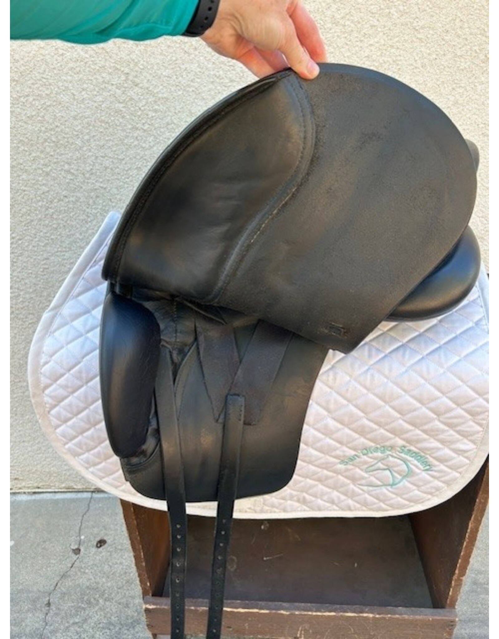 Superior Dressage Saddle 18" Seat, 5.5" Gullet