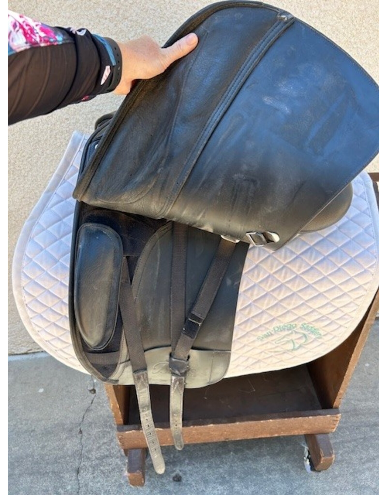 Bates "DR" Dressage Saddle 17" Seat, Medium Gullet Plate Installed