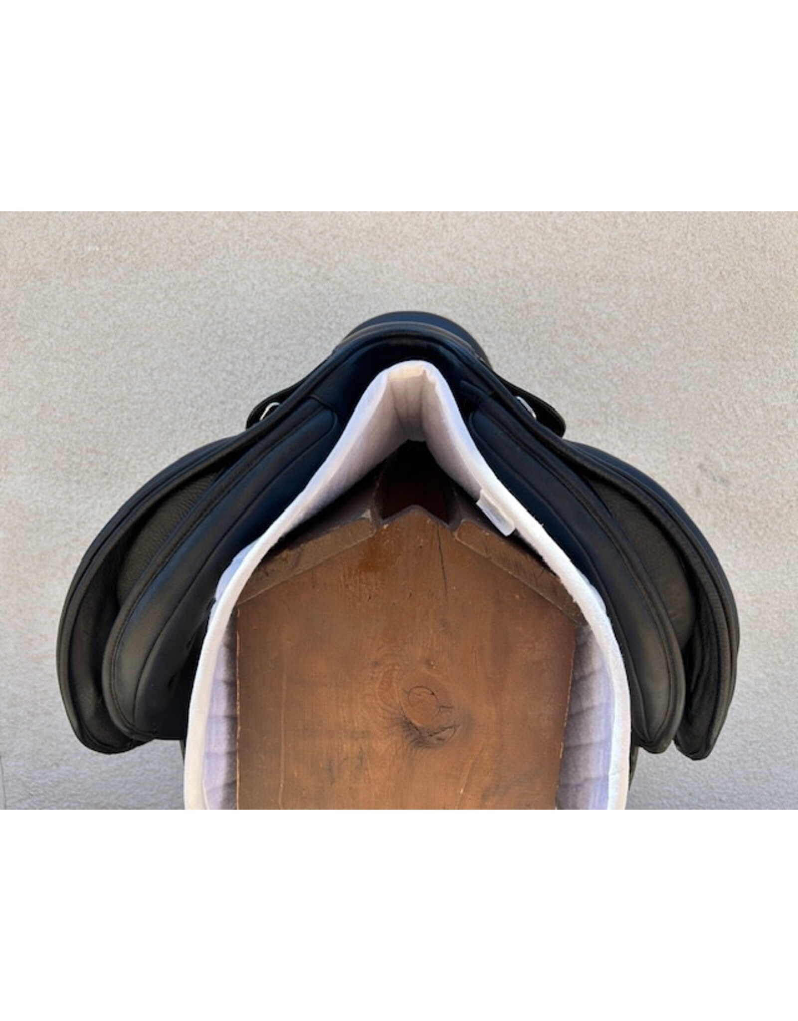 Bates "DR" Dressage Saddle 17" Seat, Medium Gullet Plate Installed