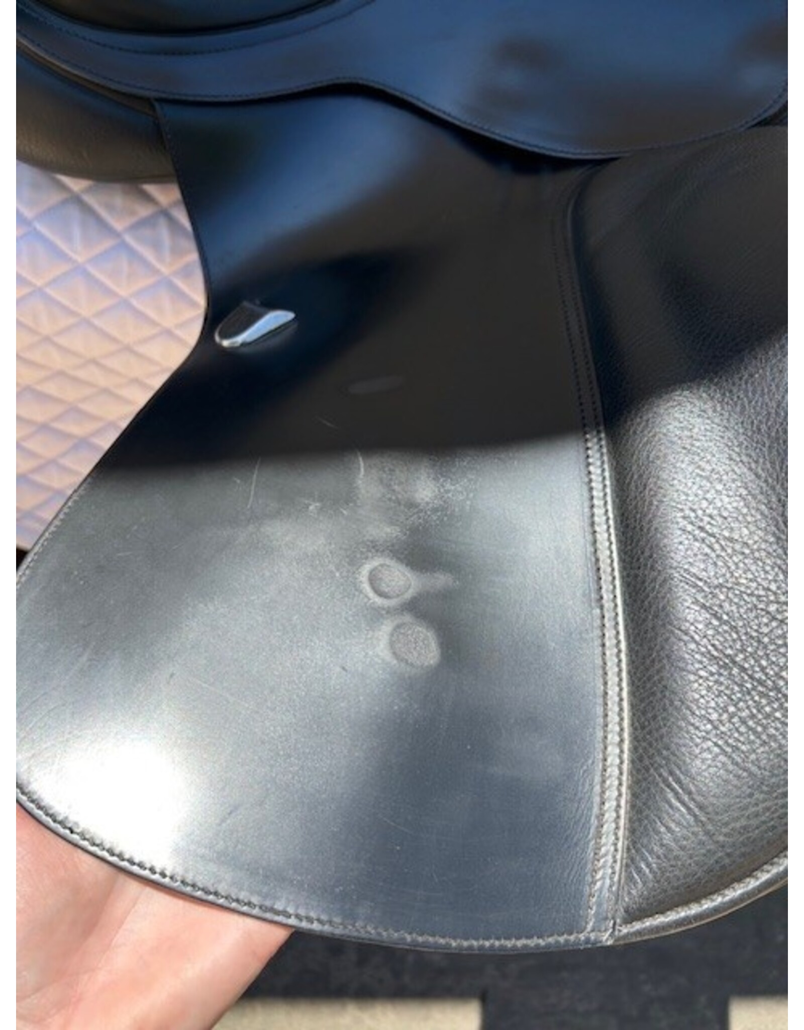 Bates "DR" Dressage Saddle 17" Seat, Medium Gullet Plate Installed