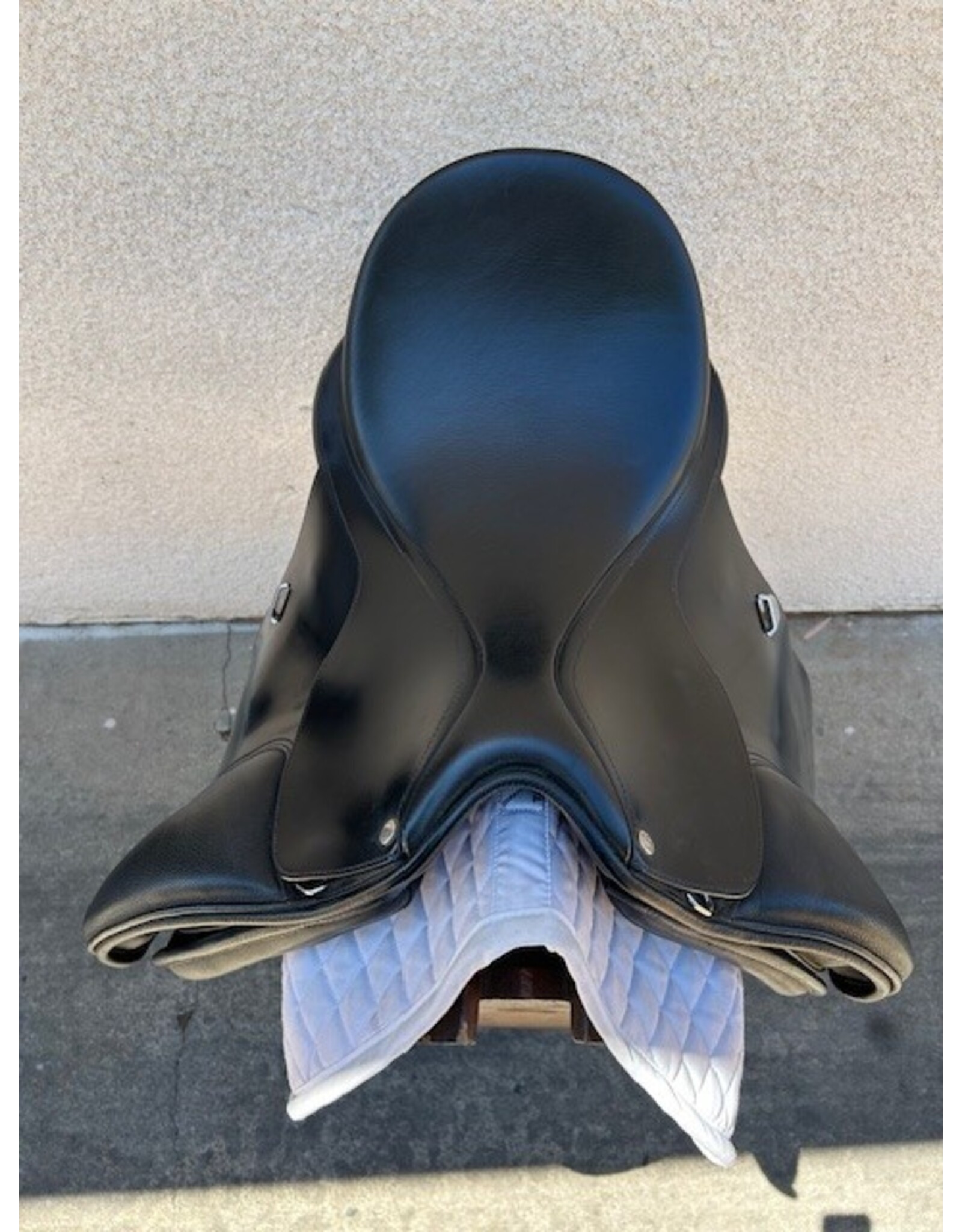 Bates "DR" Dressage Saddle 17" Seat, Medium Gullet Plate Installed