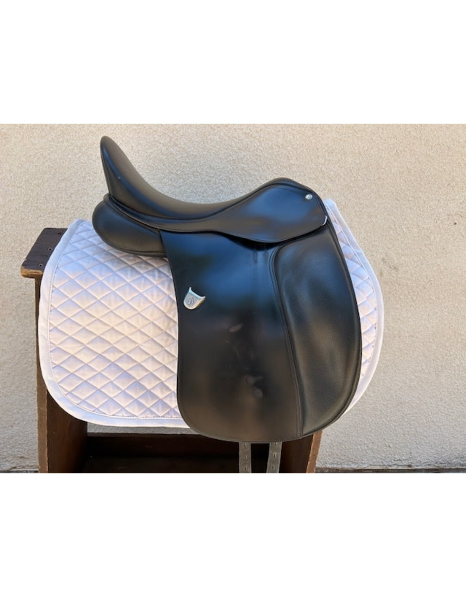 Bates "DR" Dressage Saddle 17" Seat, Medium Gullet Plate Installed