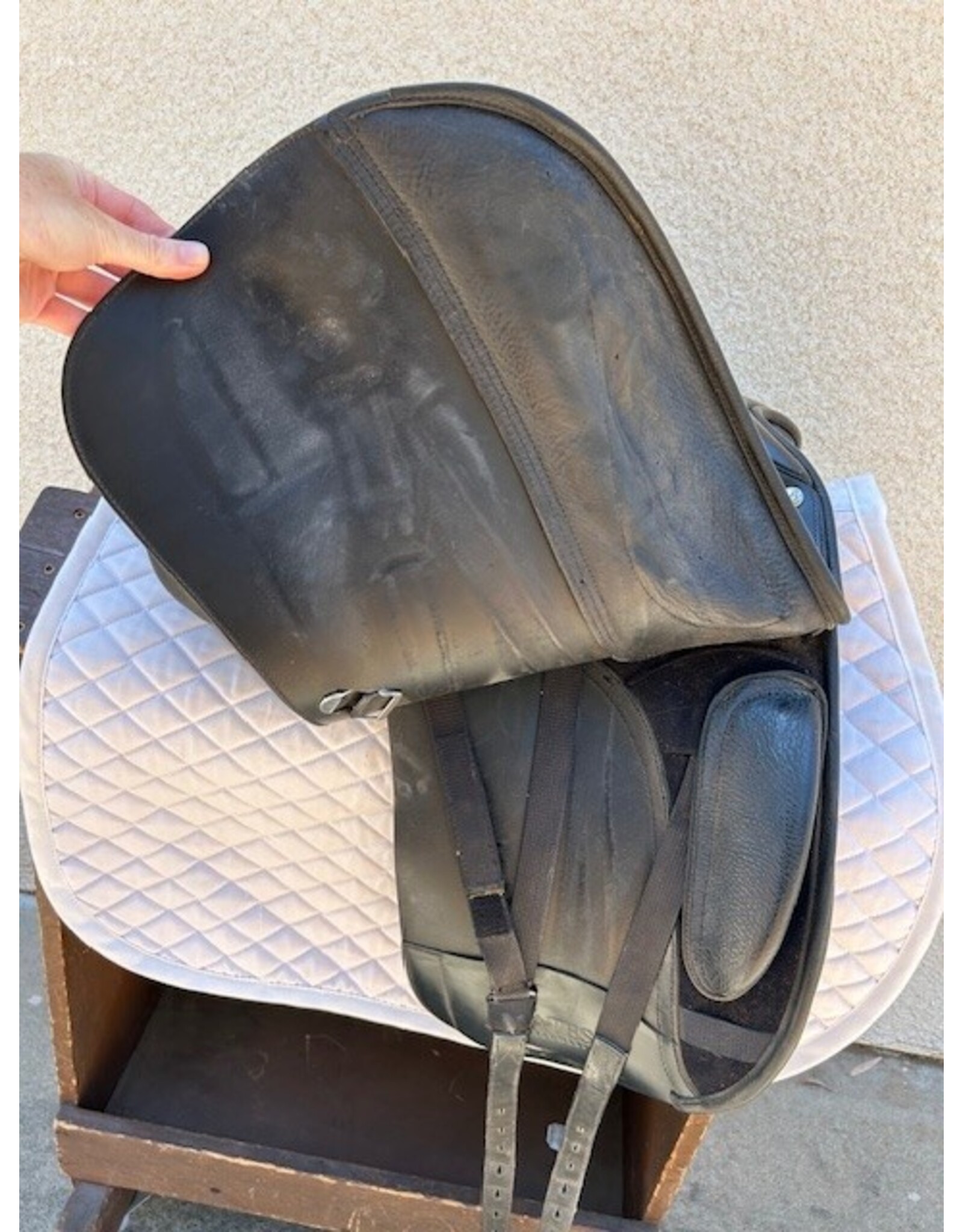 Bates "DR" Dressage Saddle 17" Seat, Medium Gullet Plate Installed