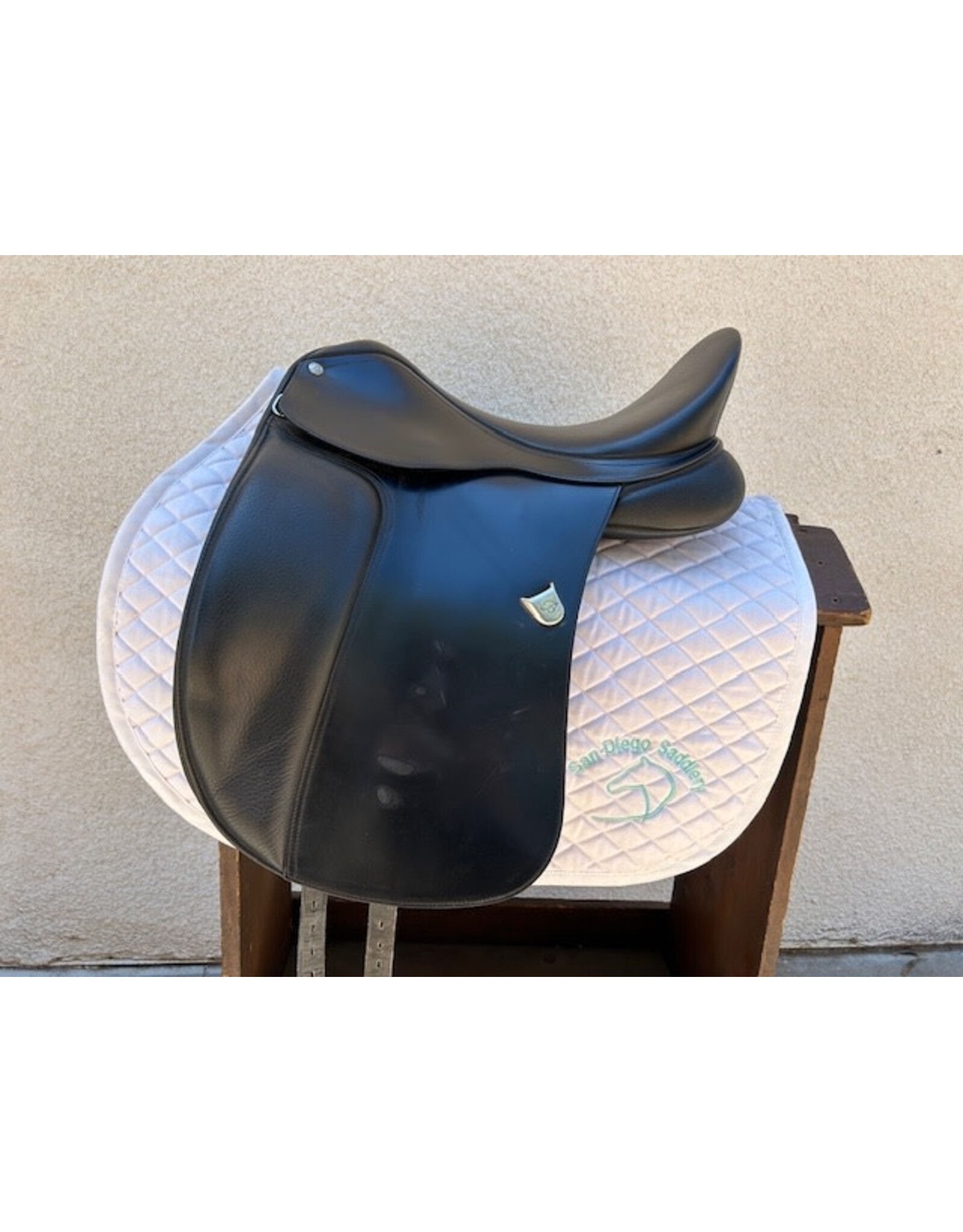 Bates "DR" Dressage Saddle 17" Seat, Medium Gullet Plate Installed