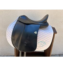 Bates "DR" Dressage Saddle 17" Seat, Medium Gullet Plate Installed