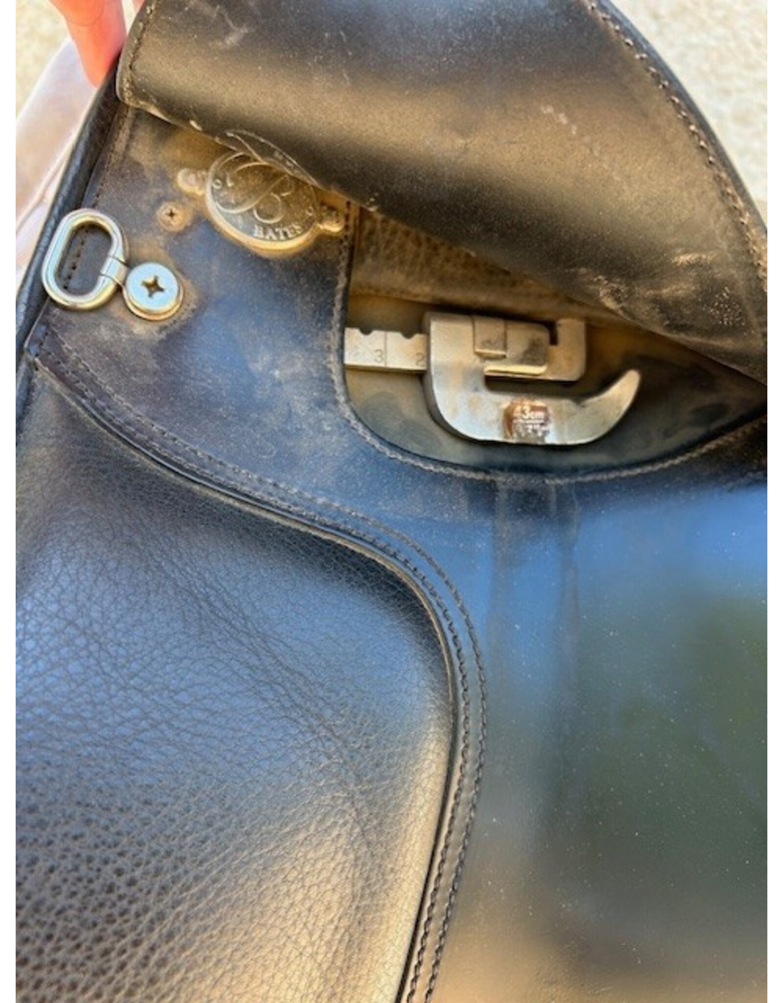 Bates "DR" Dressage Saddle 17" Seat, Medium Gullet Plate Installed