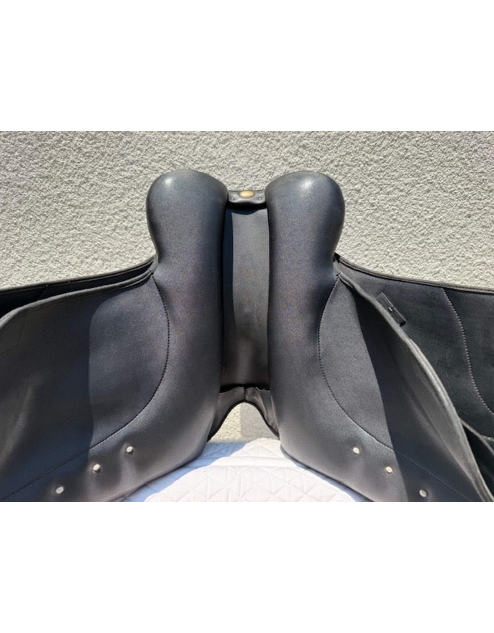 Wintec Isabelle Dressage Saddle XCH 17"