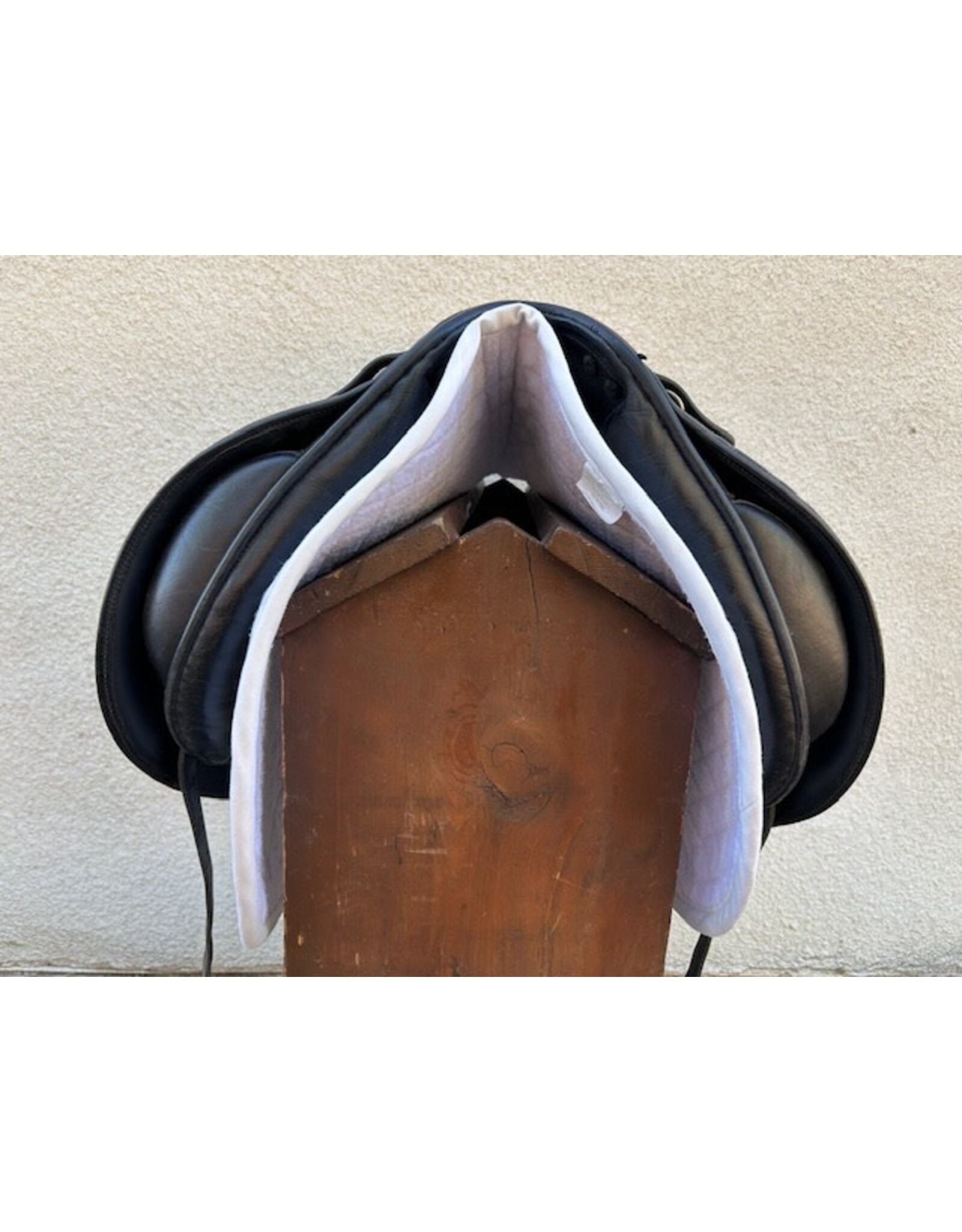 Täkt Dressage Saddle TSD-17 17" Medium Wide Tree