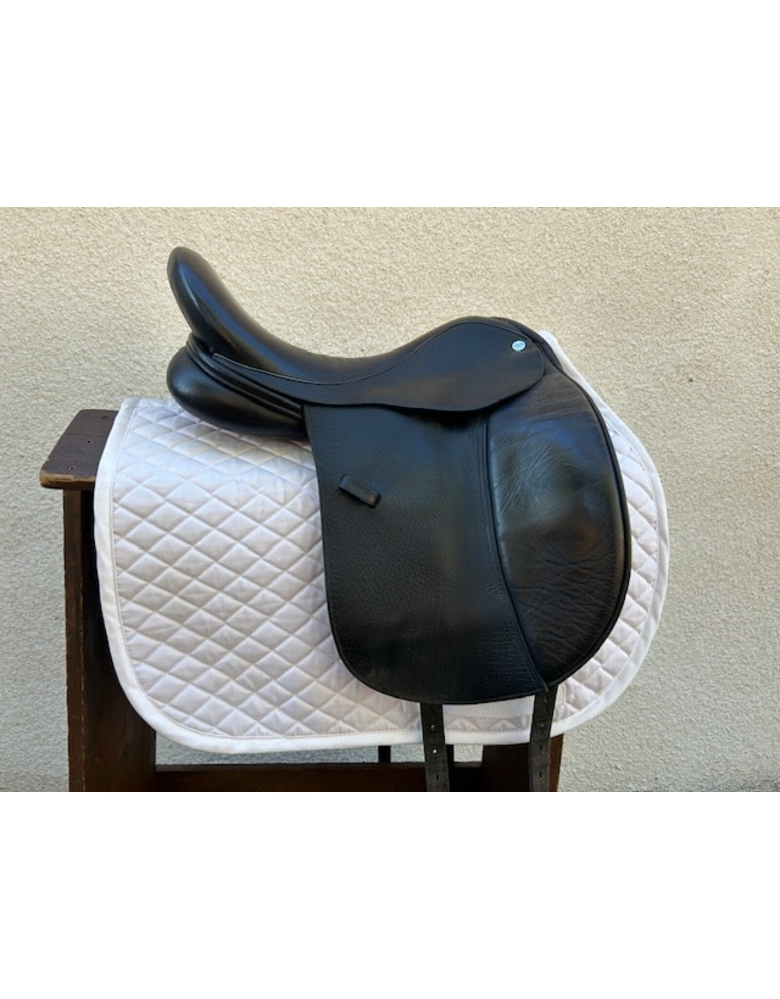 Täkt Dressage Saddle TSD-17 17" Medium Wide Tree