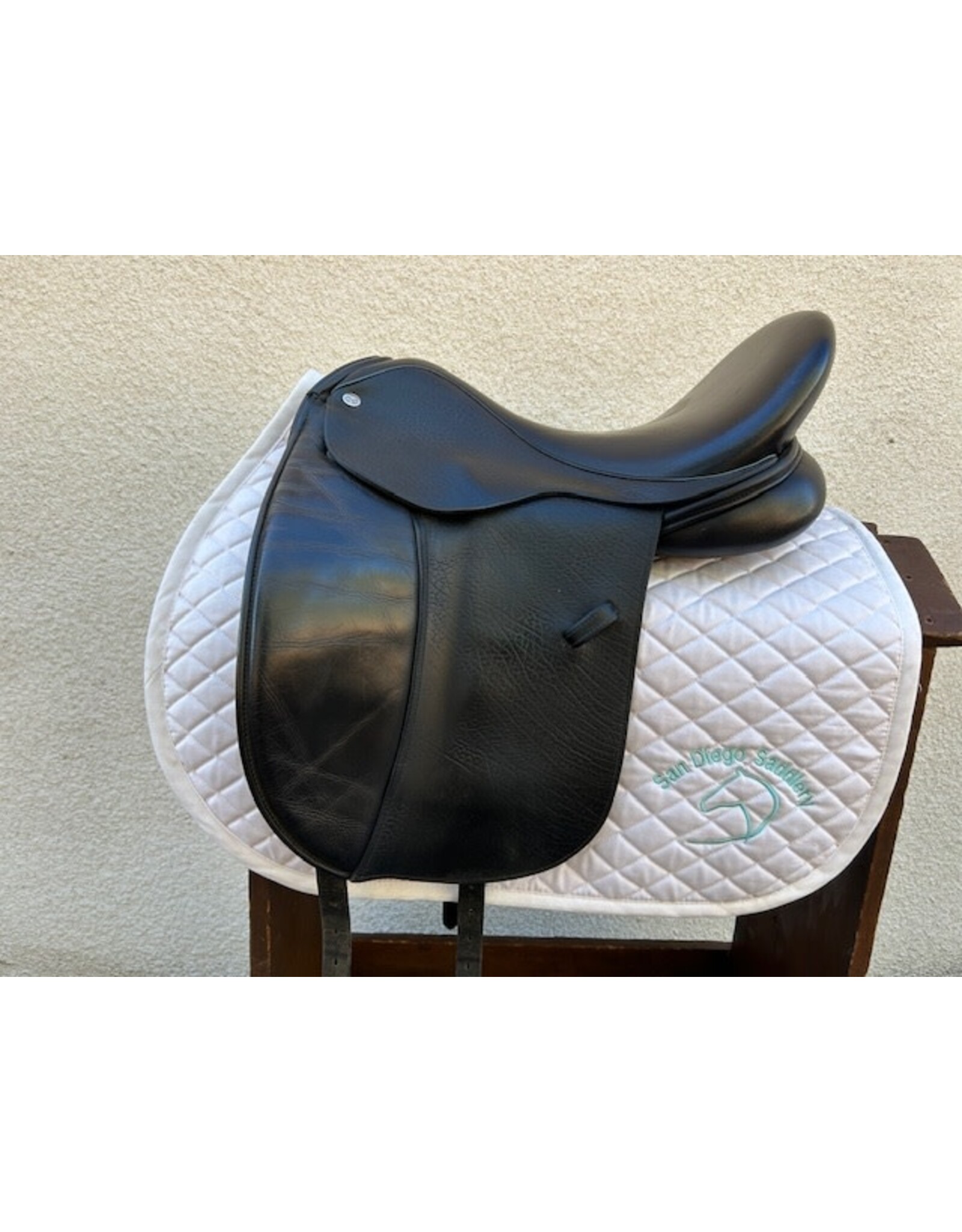 Täkt Dressage Saddle TSD-17 17" Medium Wide Tree