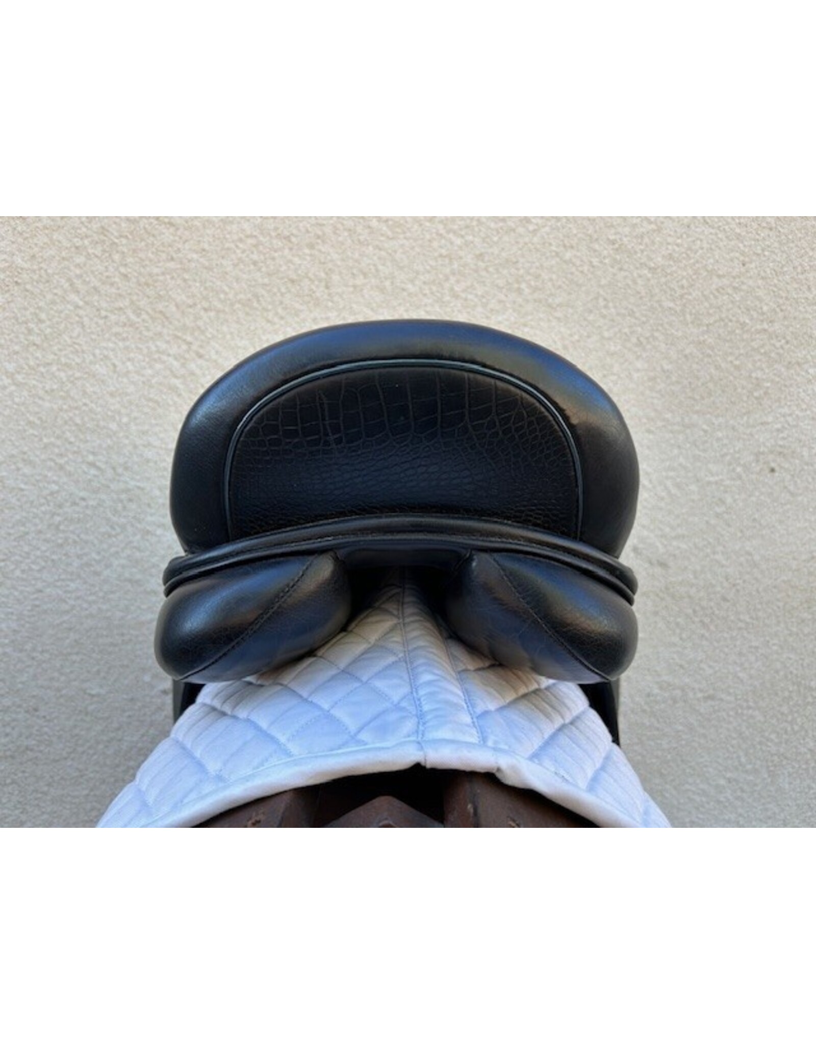 Täkt Dressage Saddle TSD-17 17" Medium Wide Tree