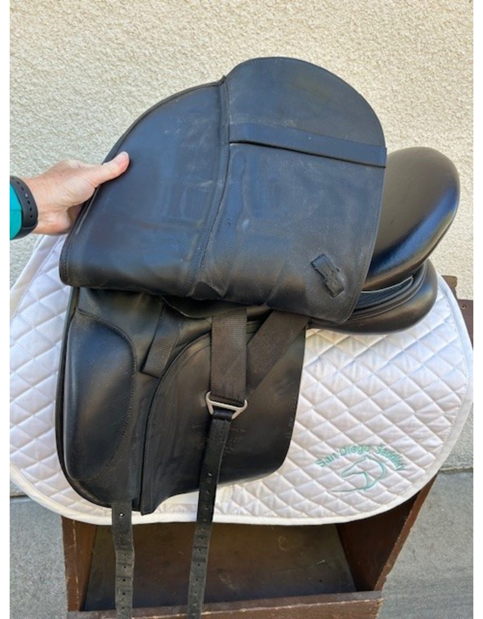 Täkt Dressage Saddle TSD-17 17" Medium Wide Tree