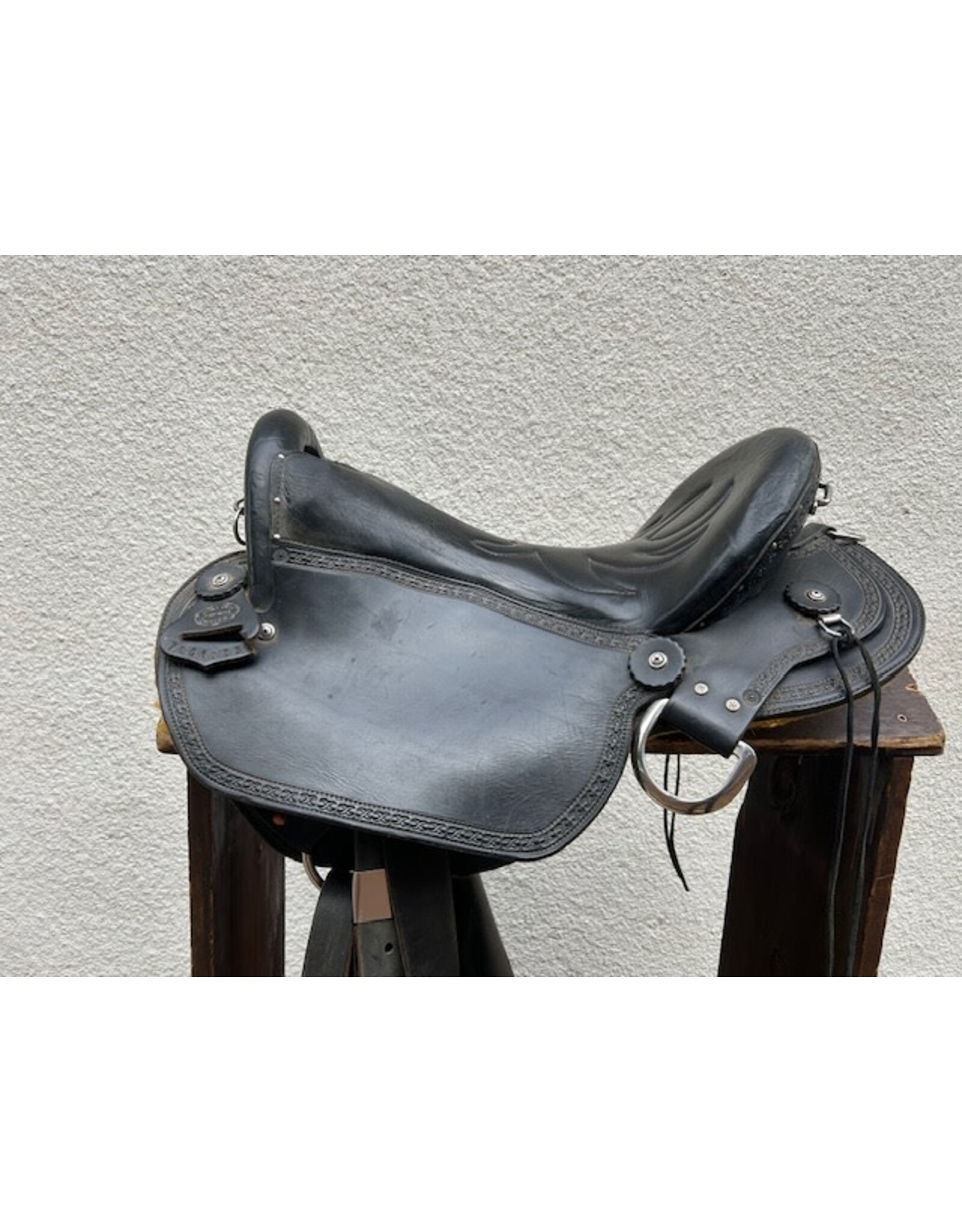 Double Creek Saddlery/ Henry Miller Endurance 17" Seat, SQHB